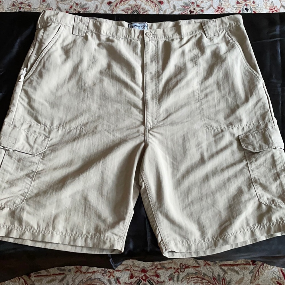 Wrangler Mens Black Nylon  6-Pocket Cargo Short Pant-Size 48W Beige